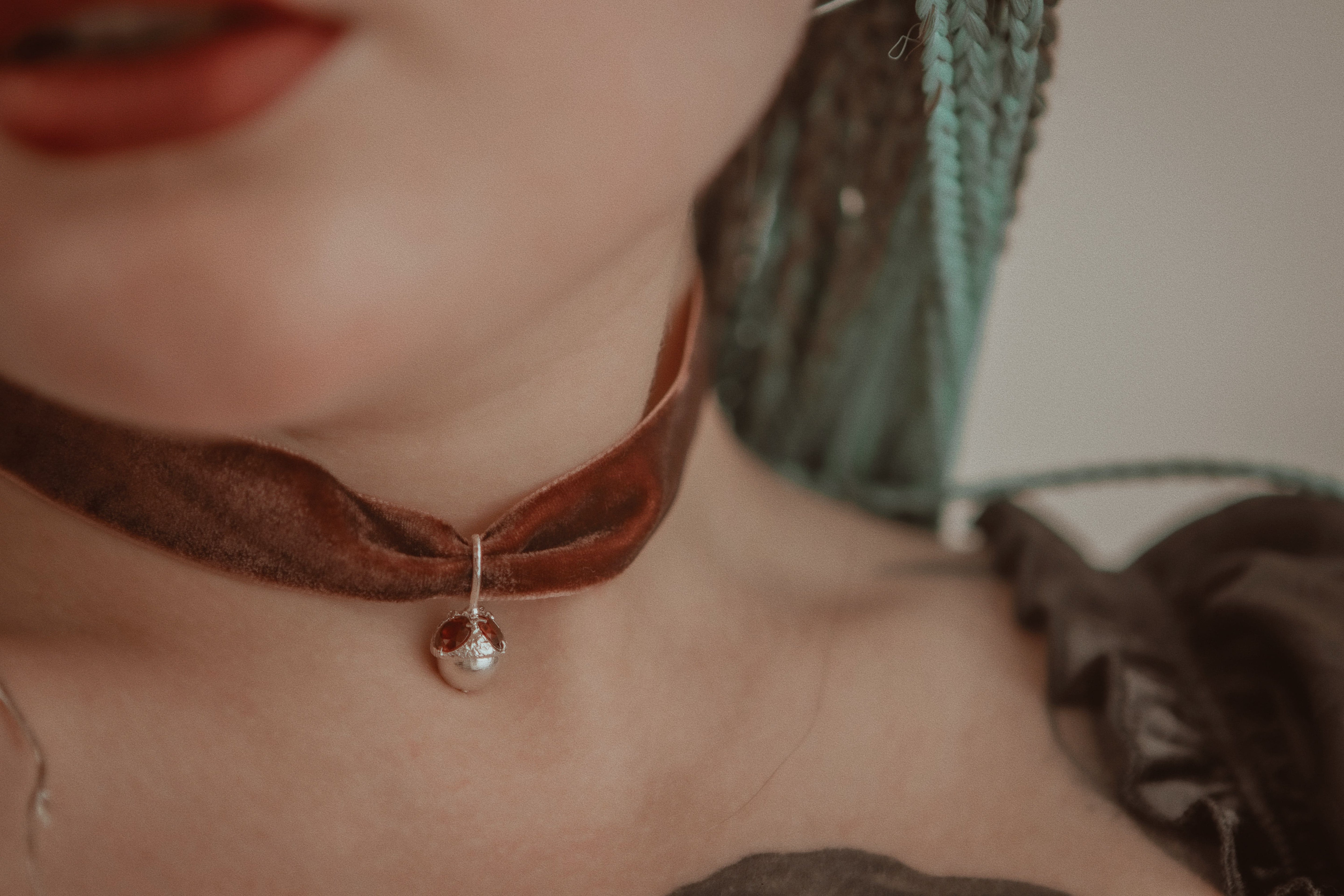 Acorn-pendant with stones