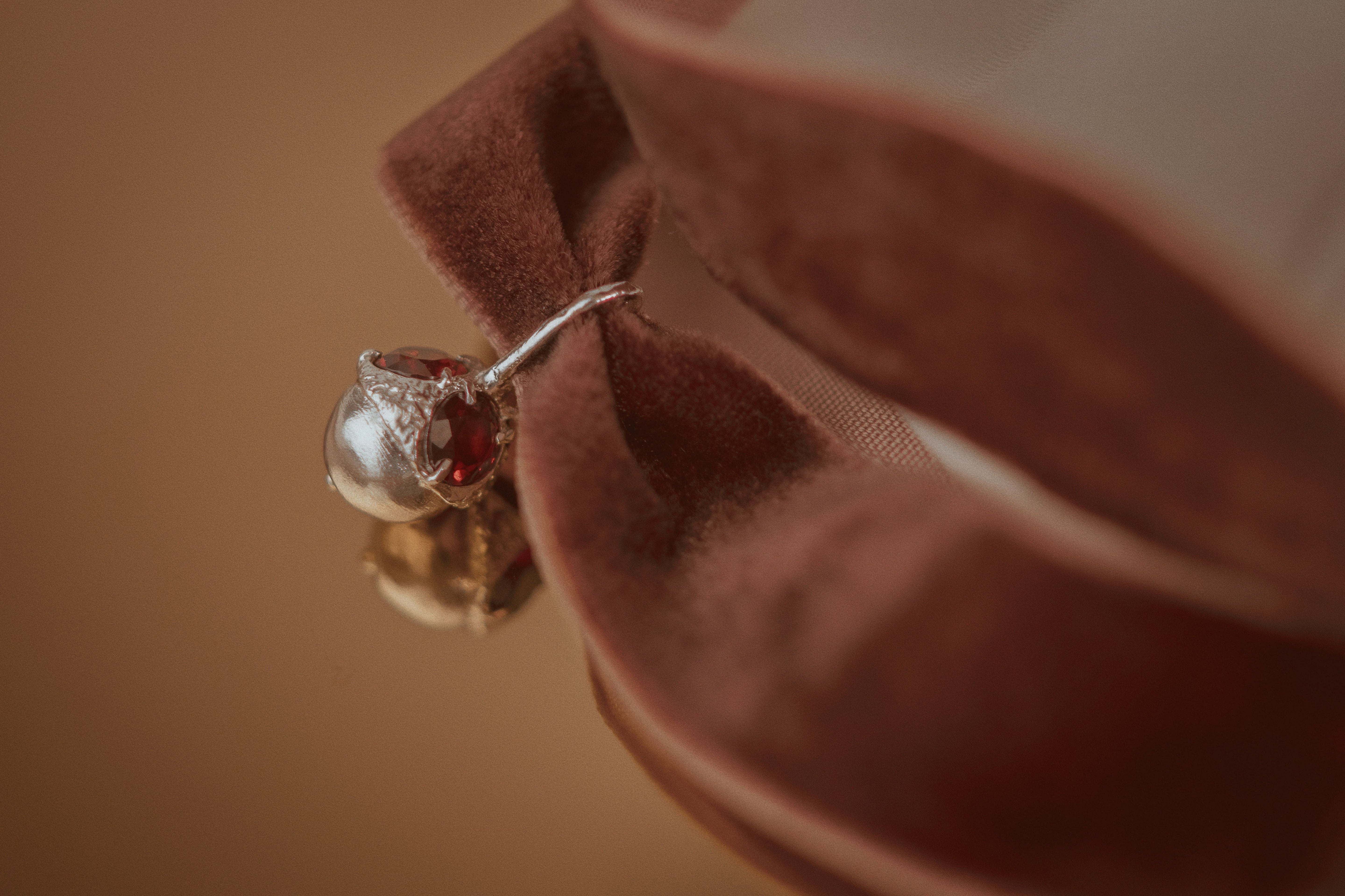 Acorn-pendant with stones