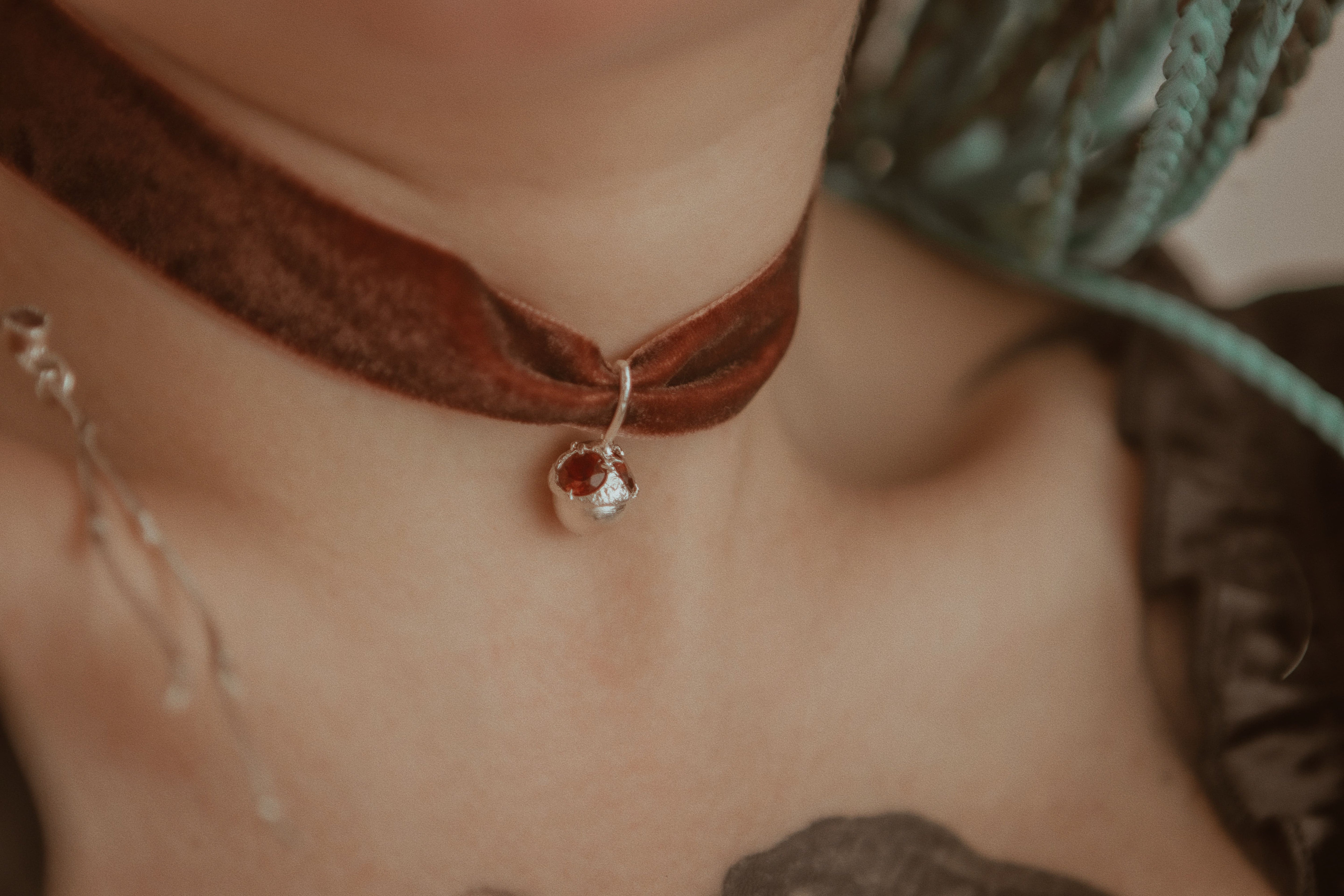 Acorn-pendant with stones
