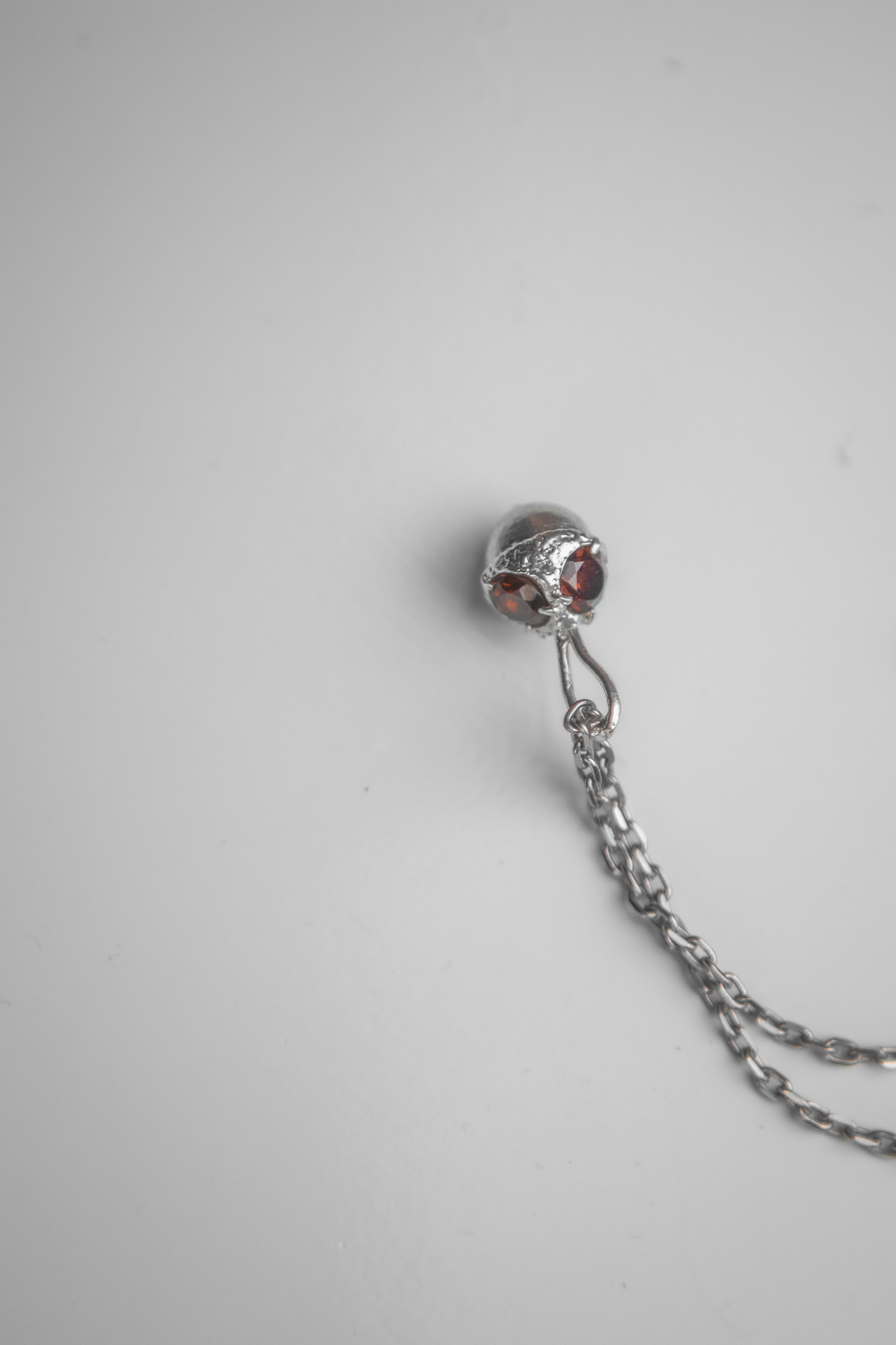 Acorn-pendant with stones