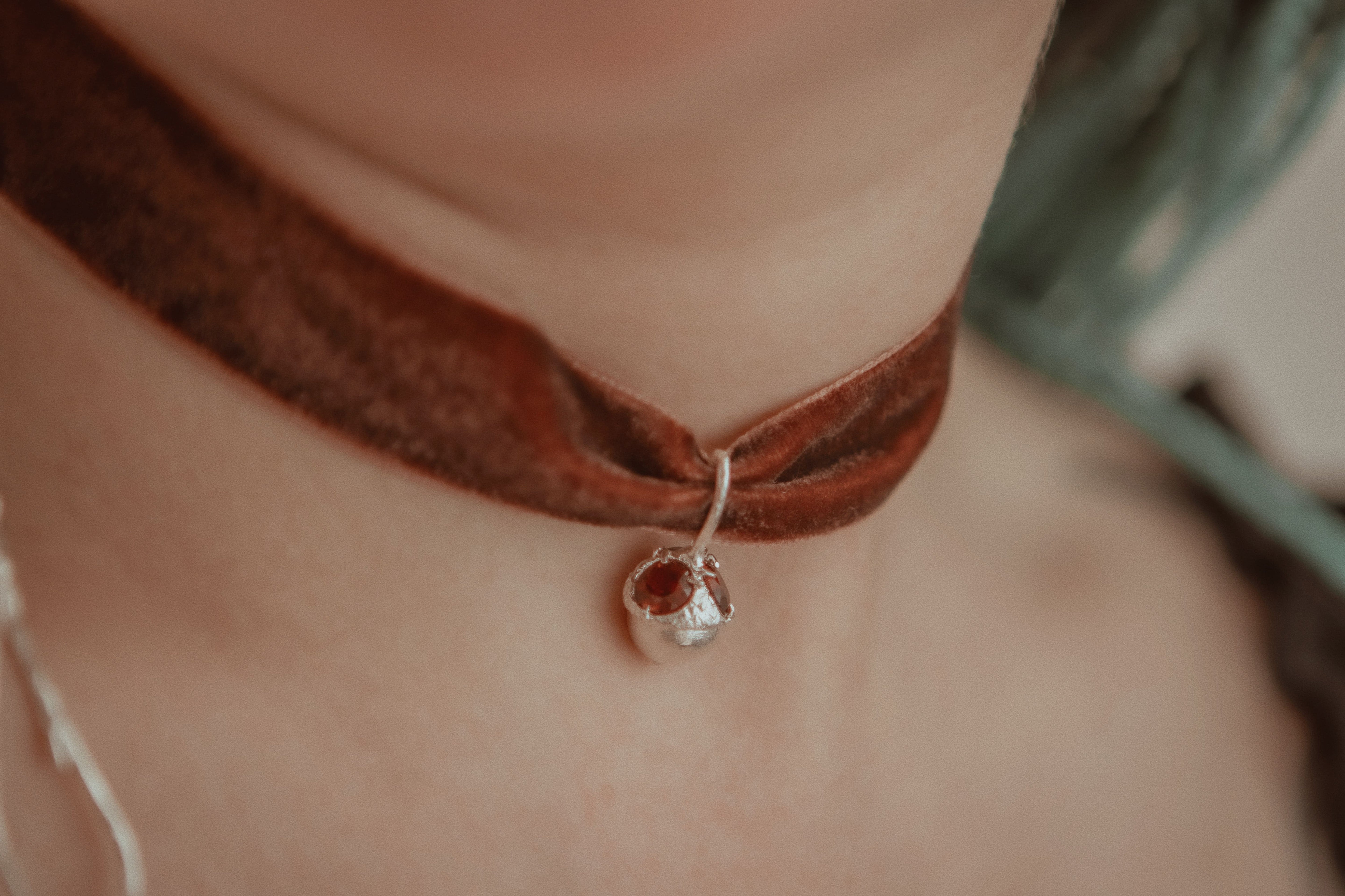 Acorn-pendant with stones
