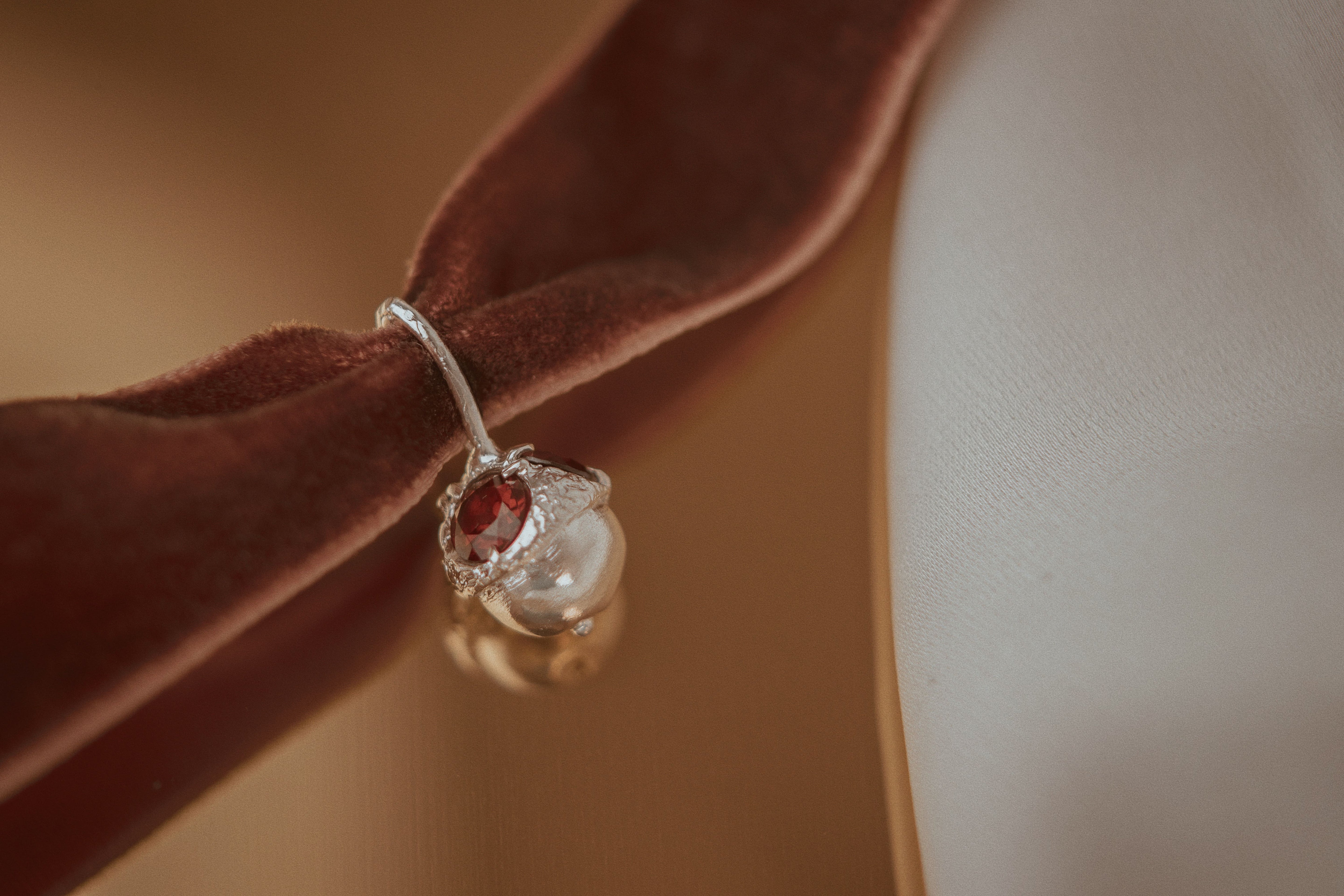 Acorn-pendant with stones