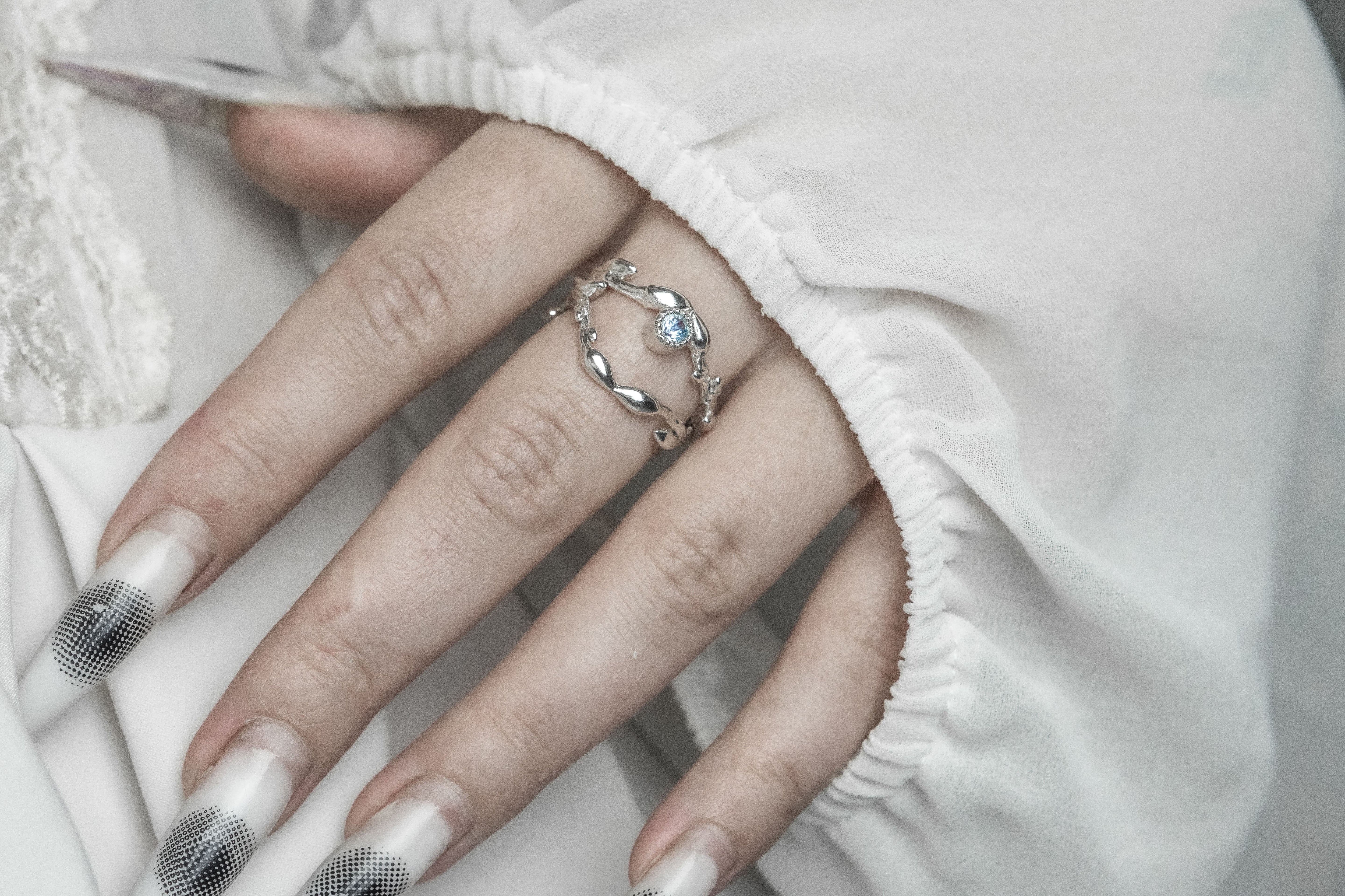 Wavy branch ring