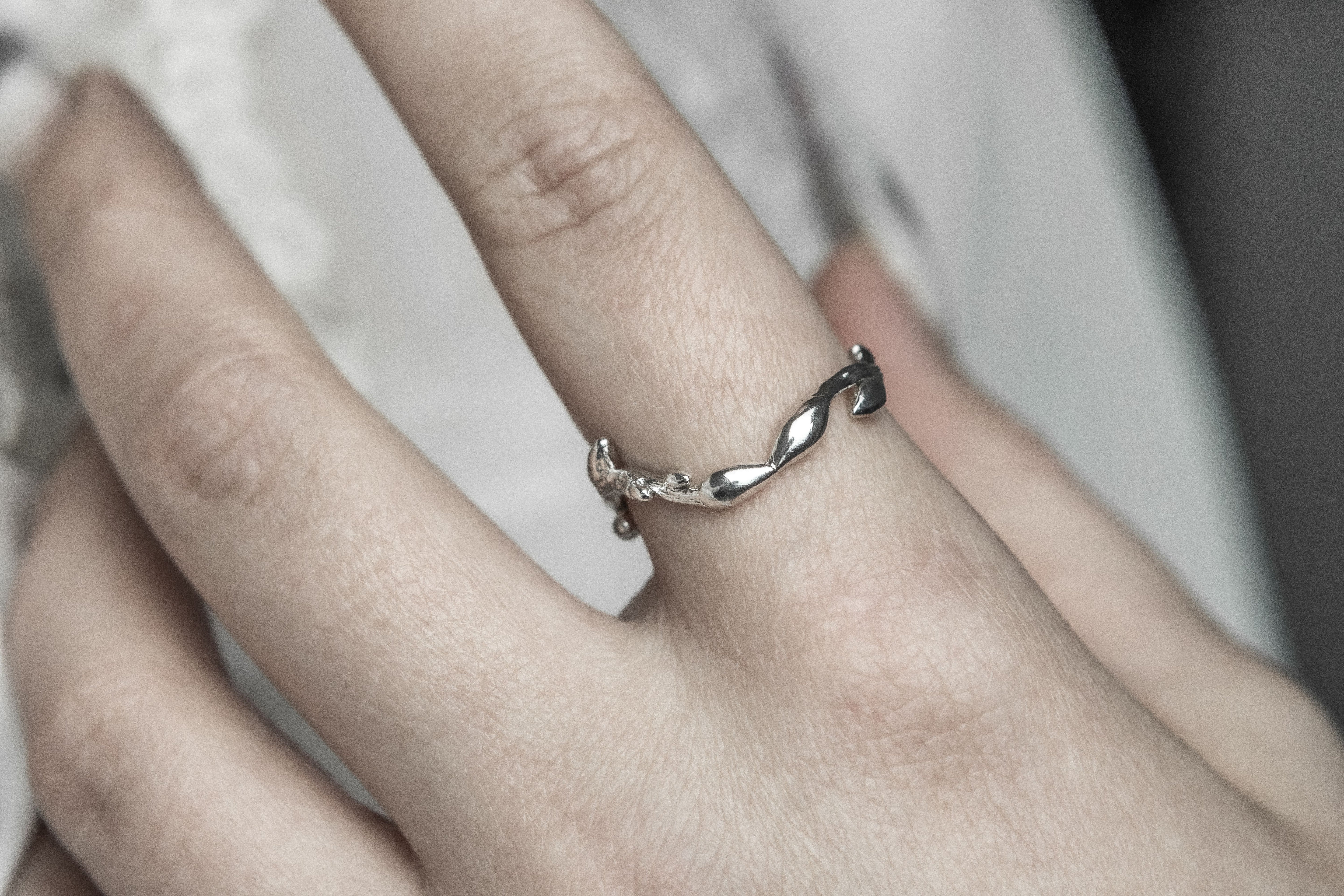 Wavy branch ring