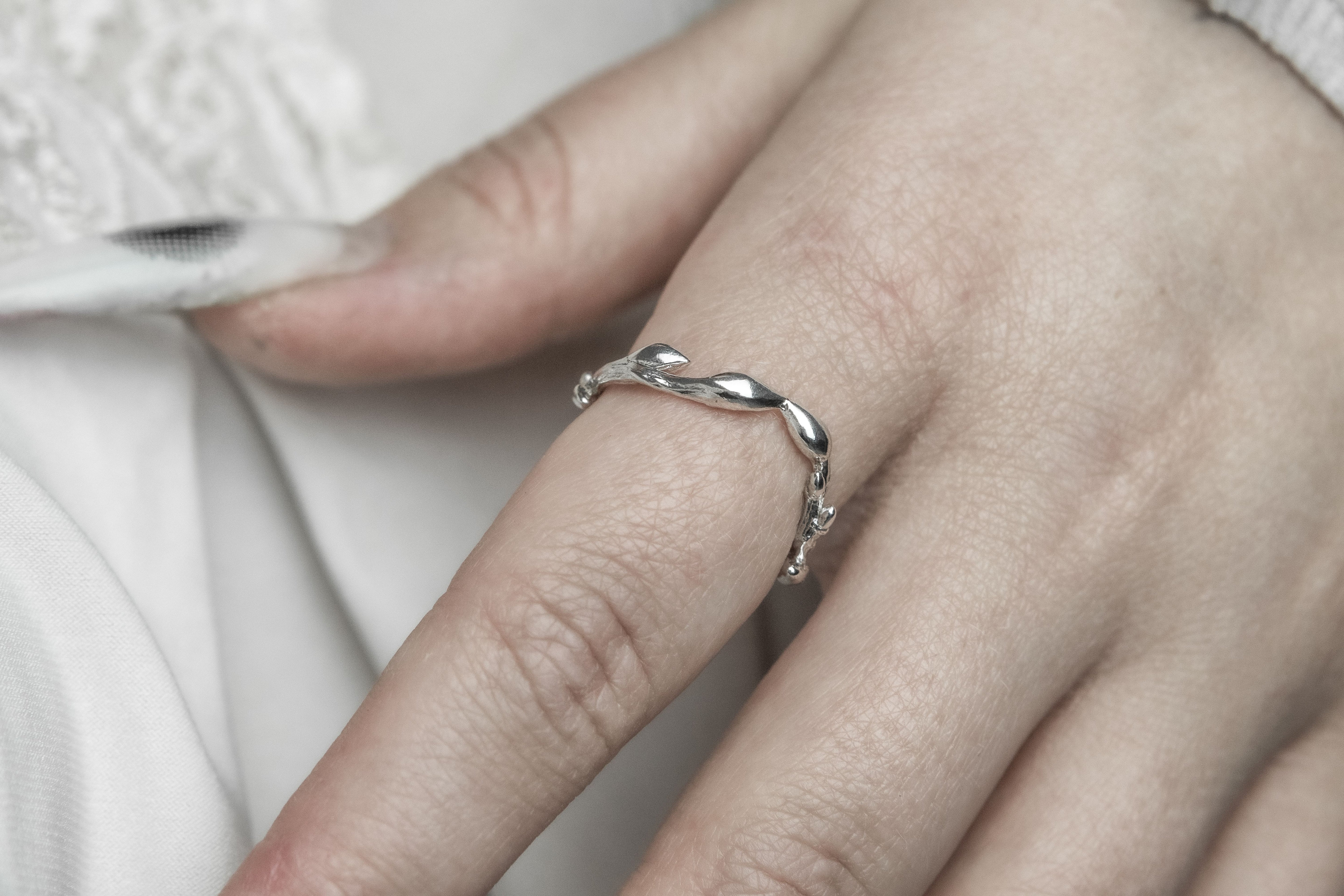 Wavy branch ring