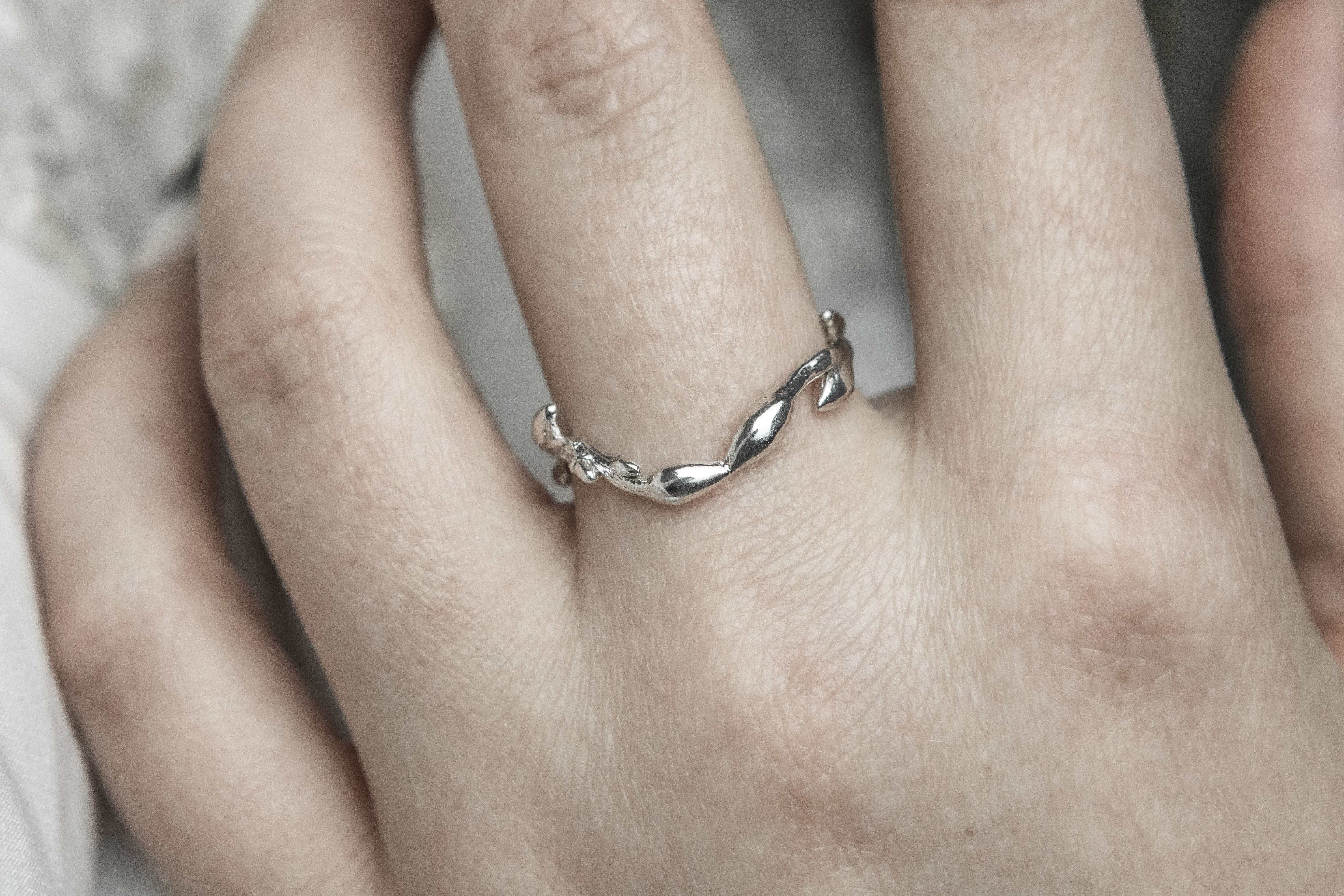 Wavy branch ring