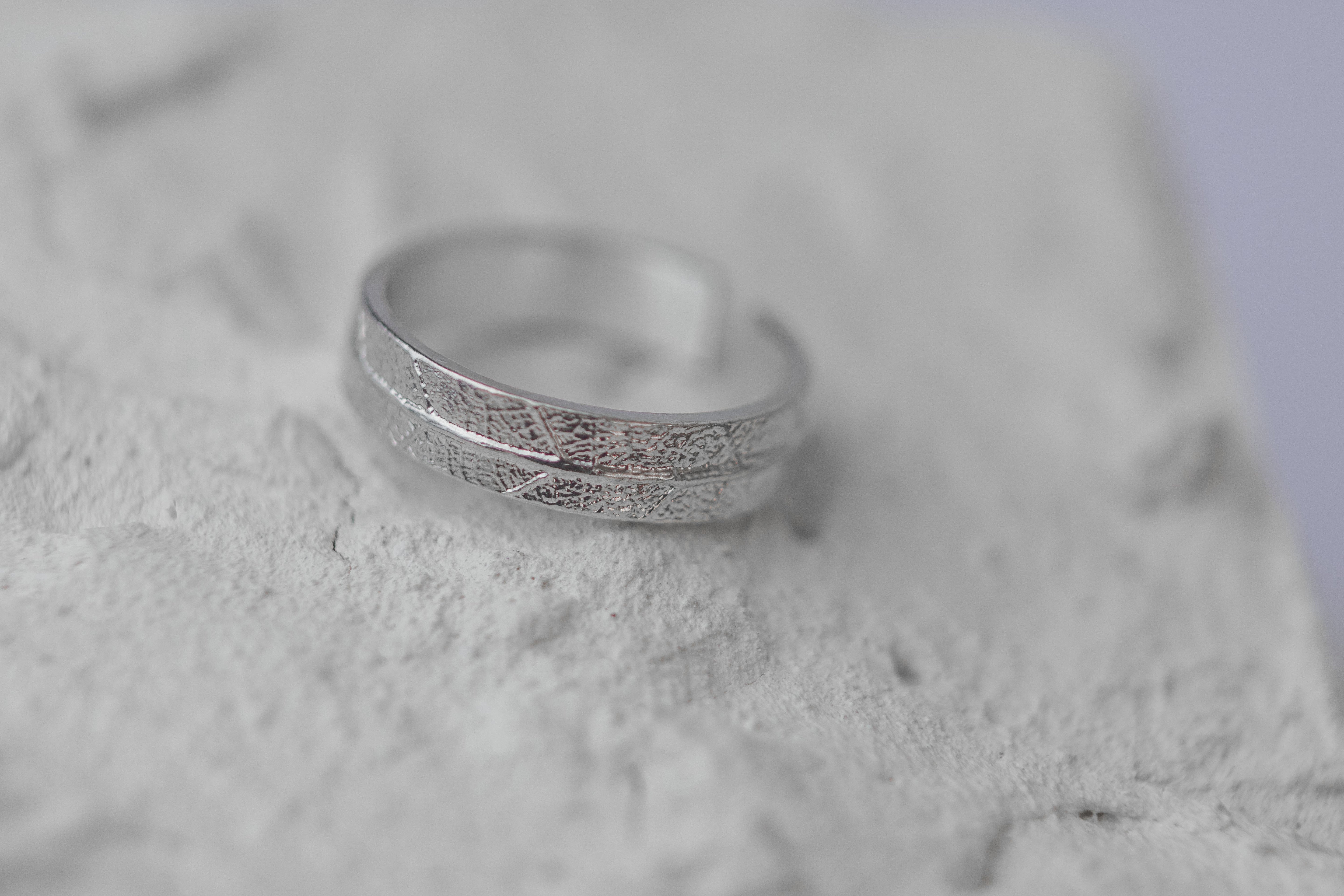 Adjustable ring with leaf relief