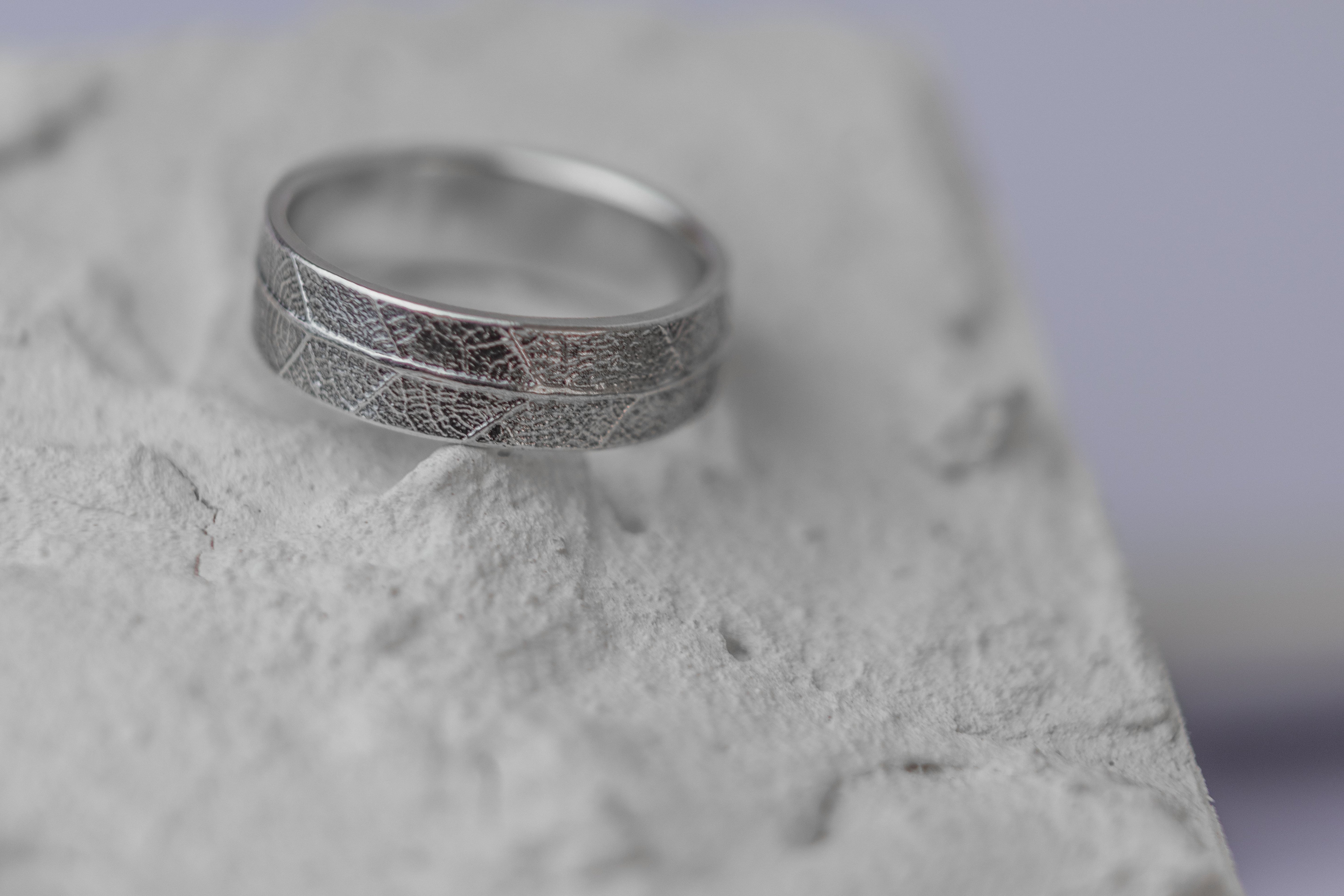 Ring with leaf relief ready-to-ship