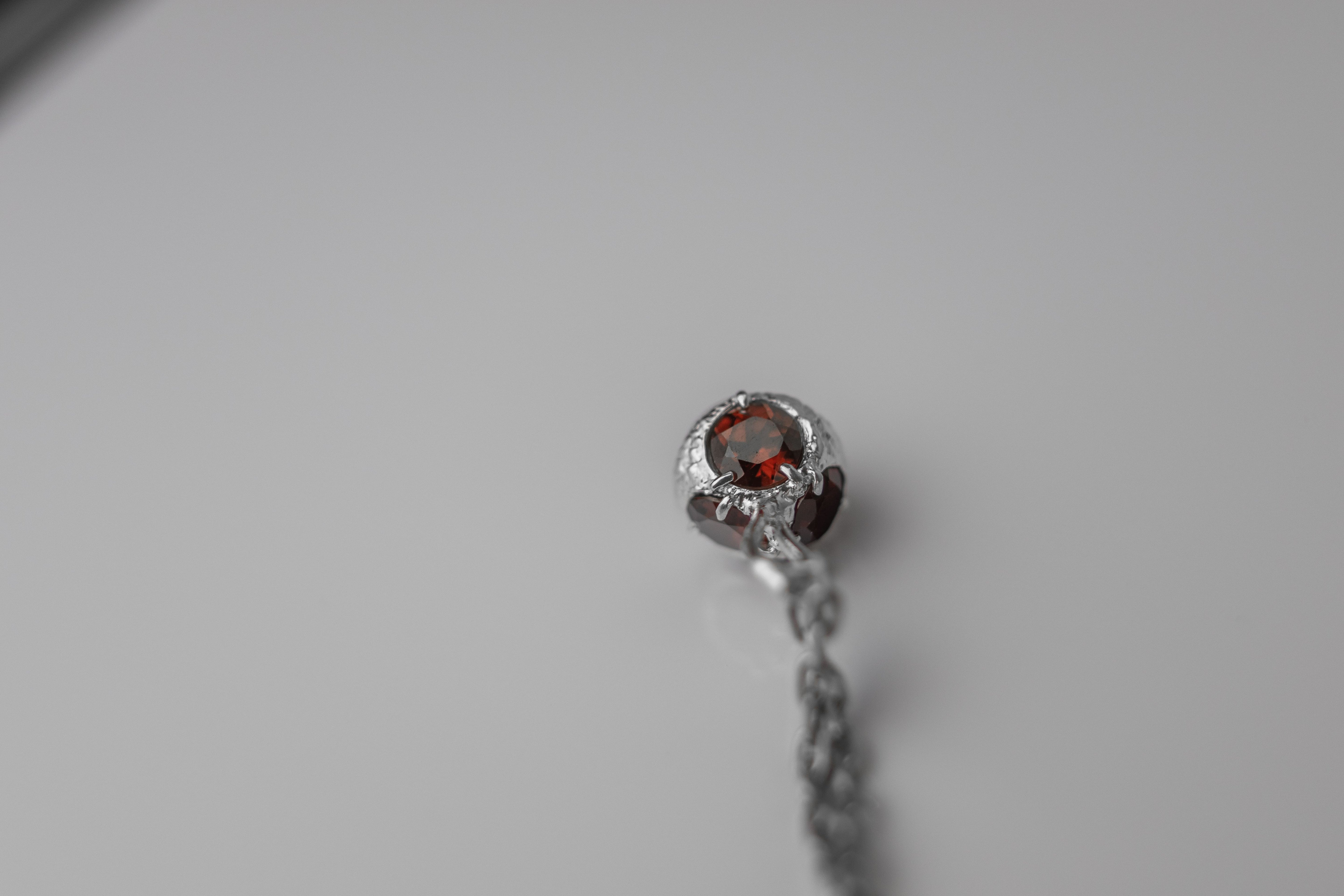 Acorn-pendant with stones