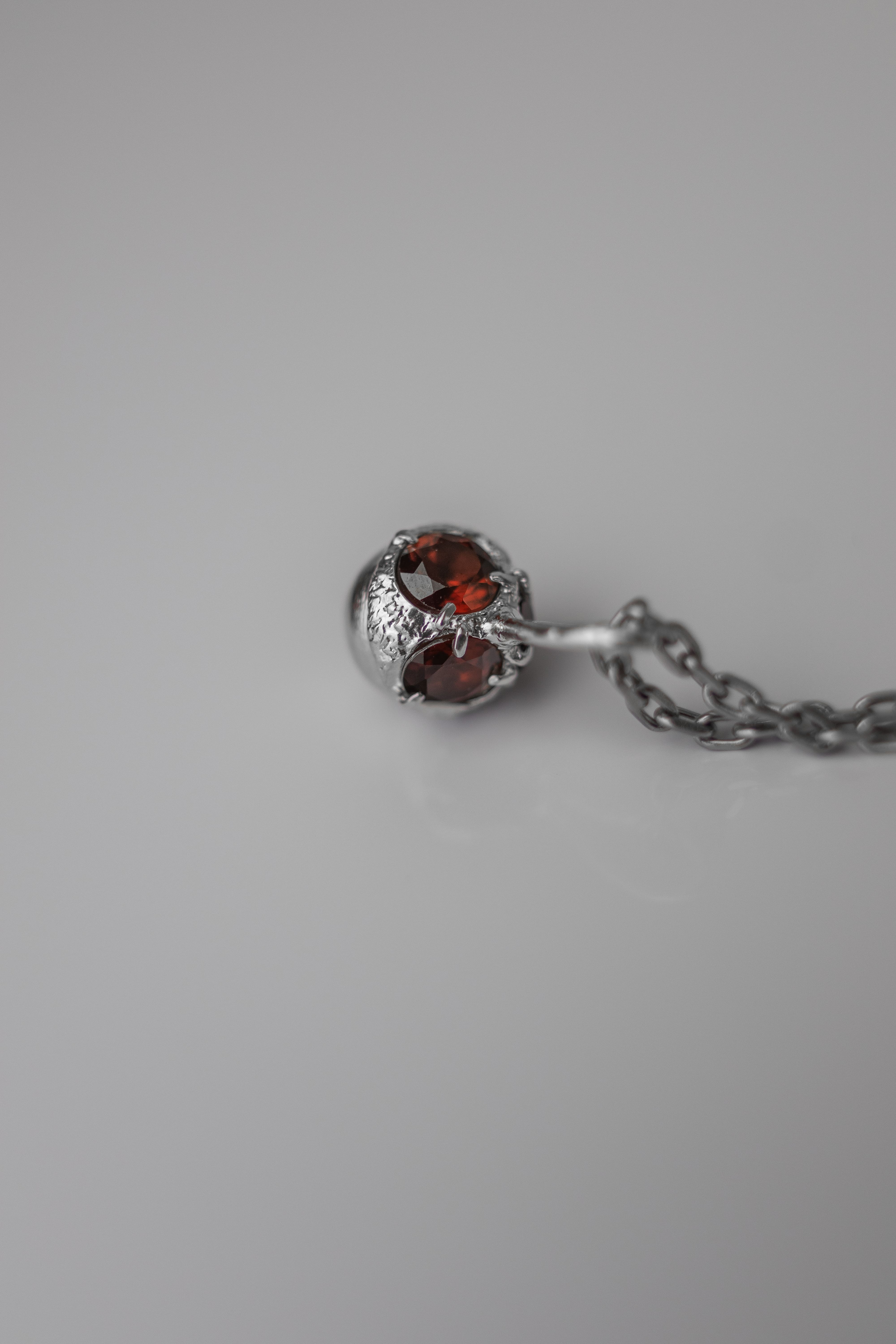 Acorn-pendant with stones