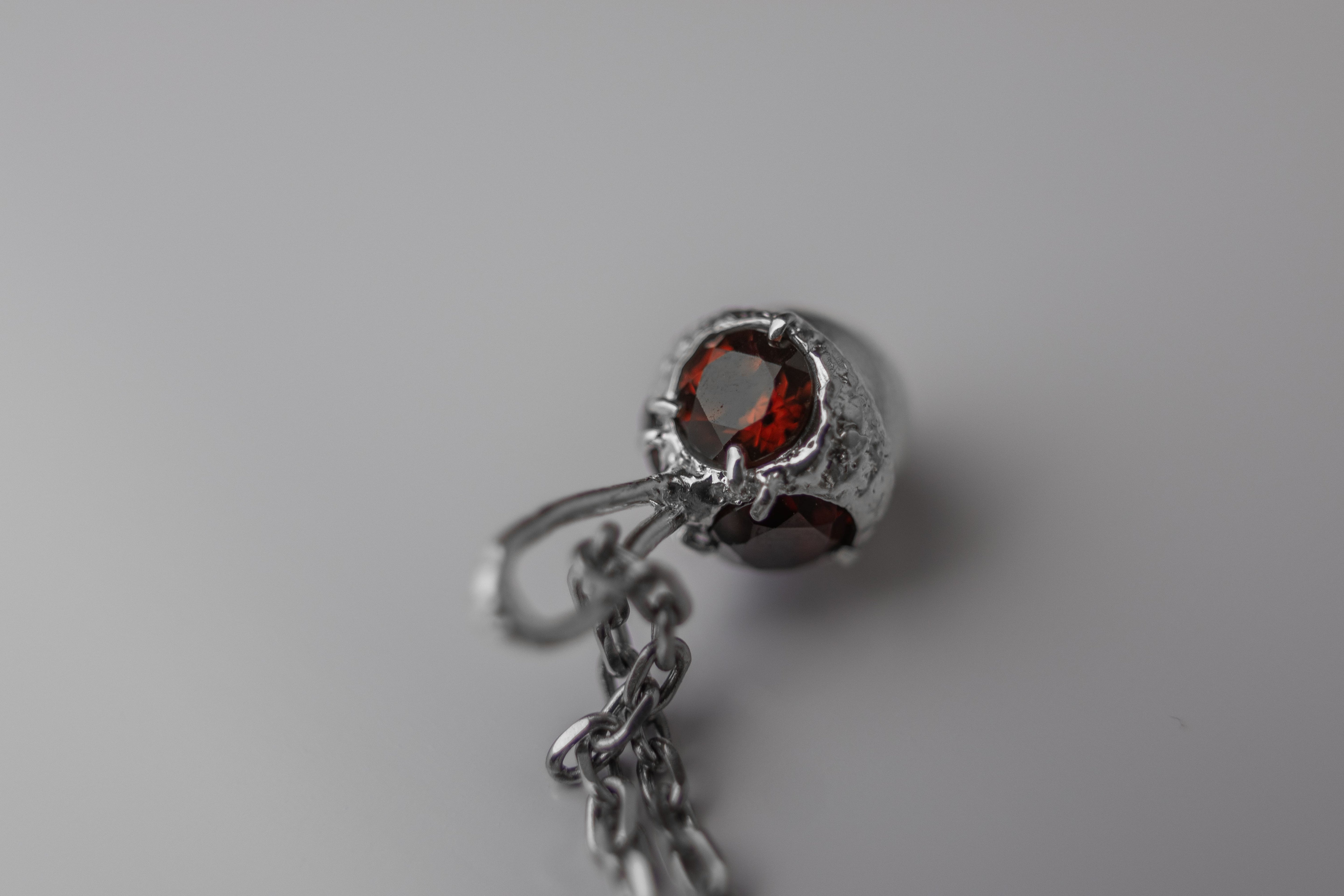 Acorn-pendant with stones