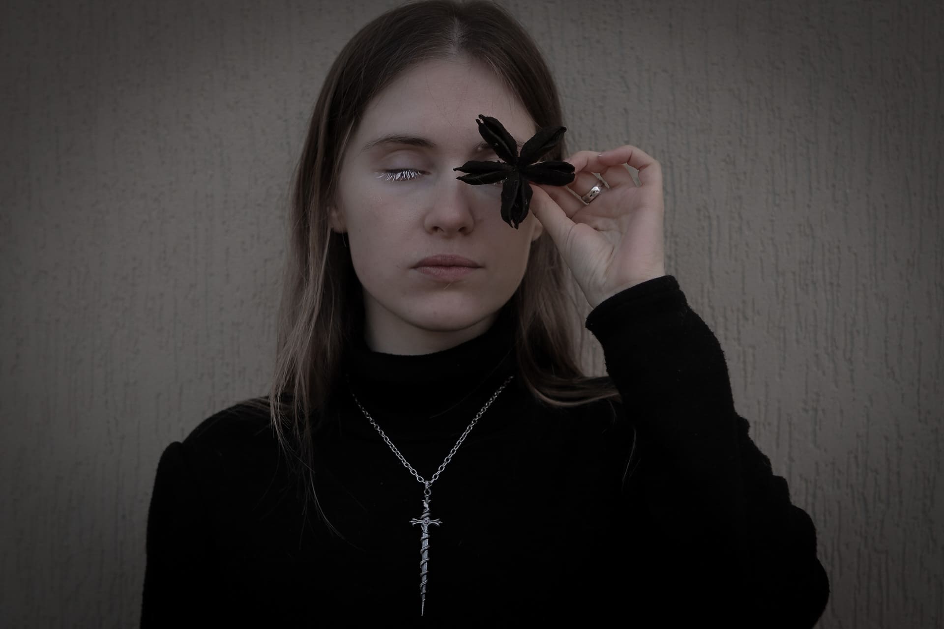Підвіска-меч зі змією та каменем