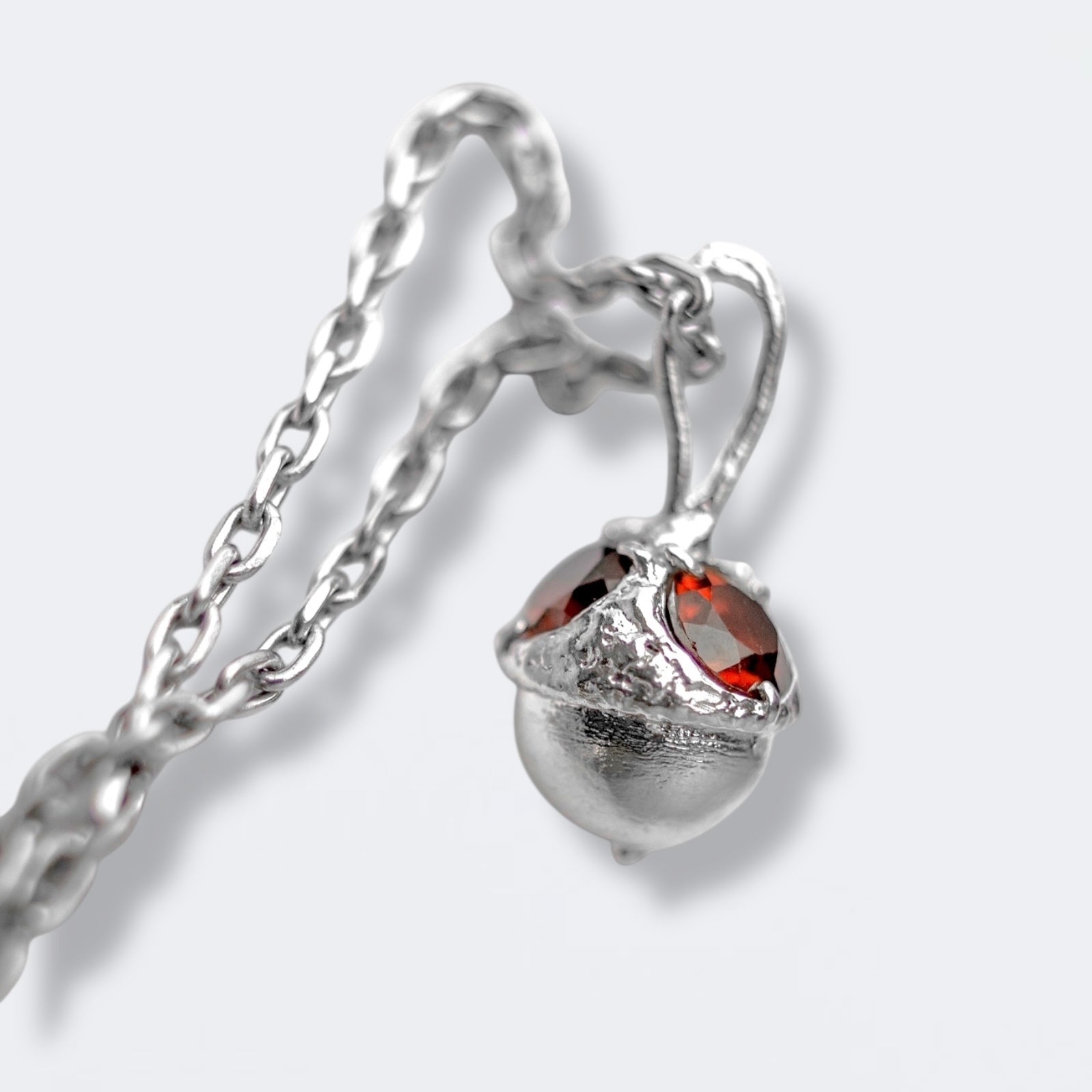 Acorn-pendant with stones