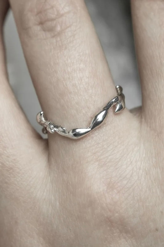 Wavy branch ring