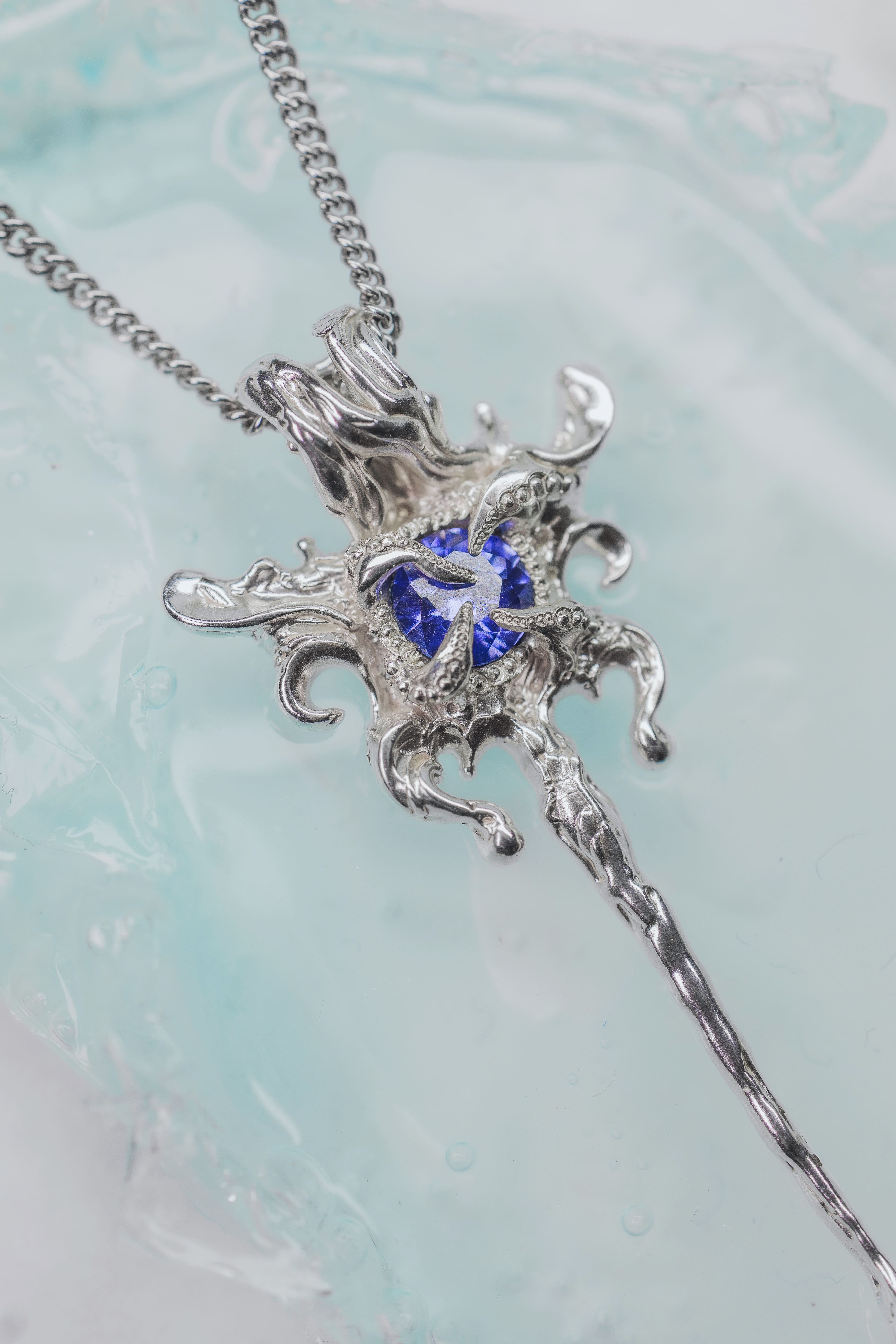 Fantasy pendant with a violet-blue stone