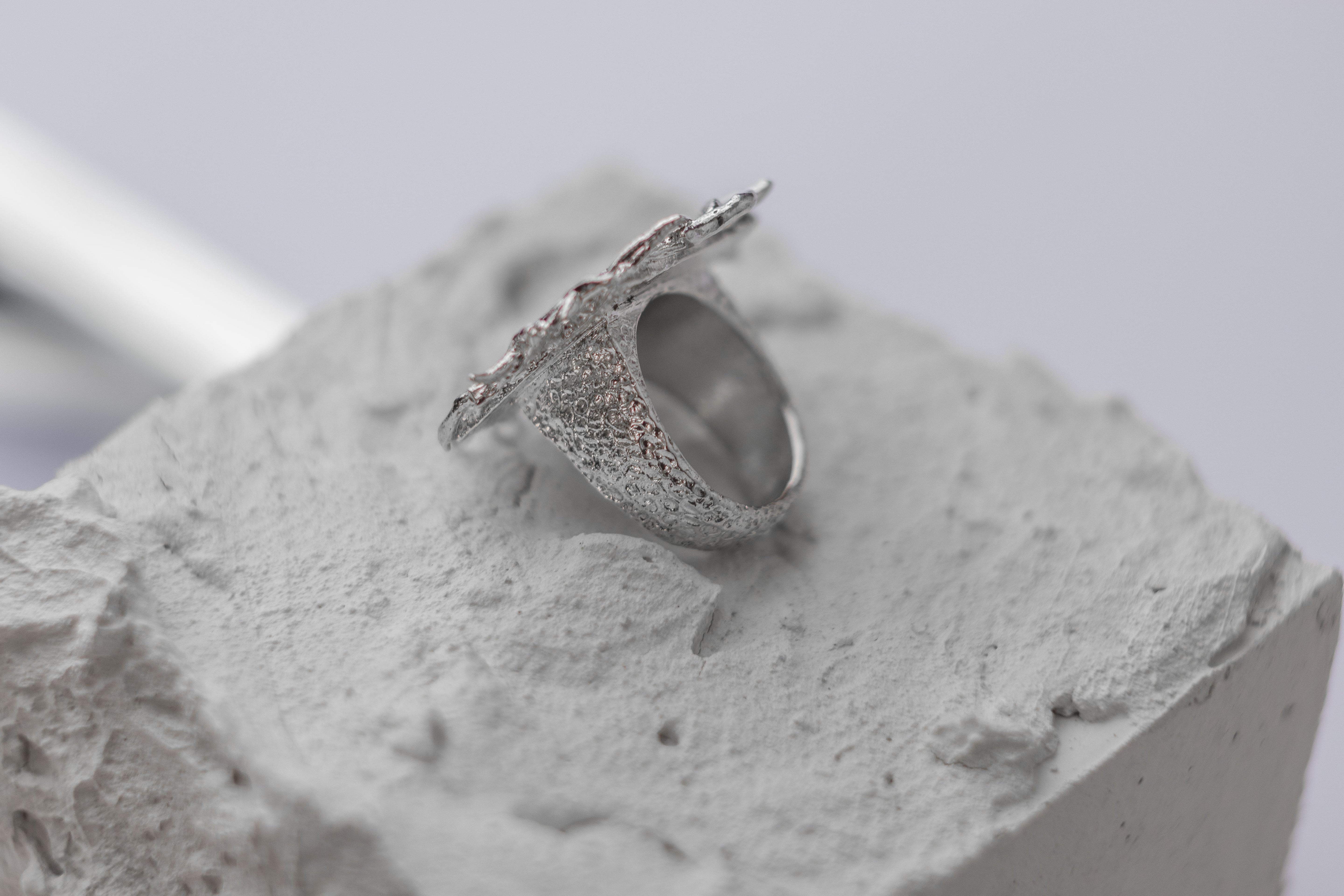 Statement ring with Thorns