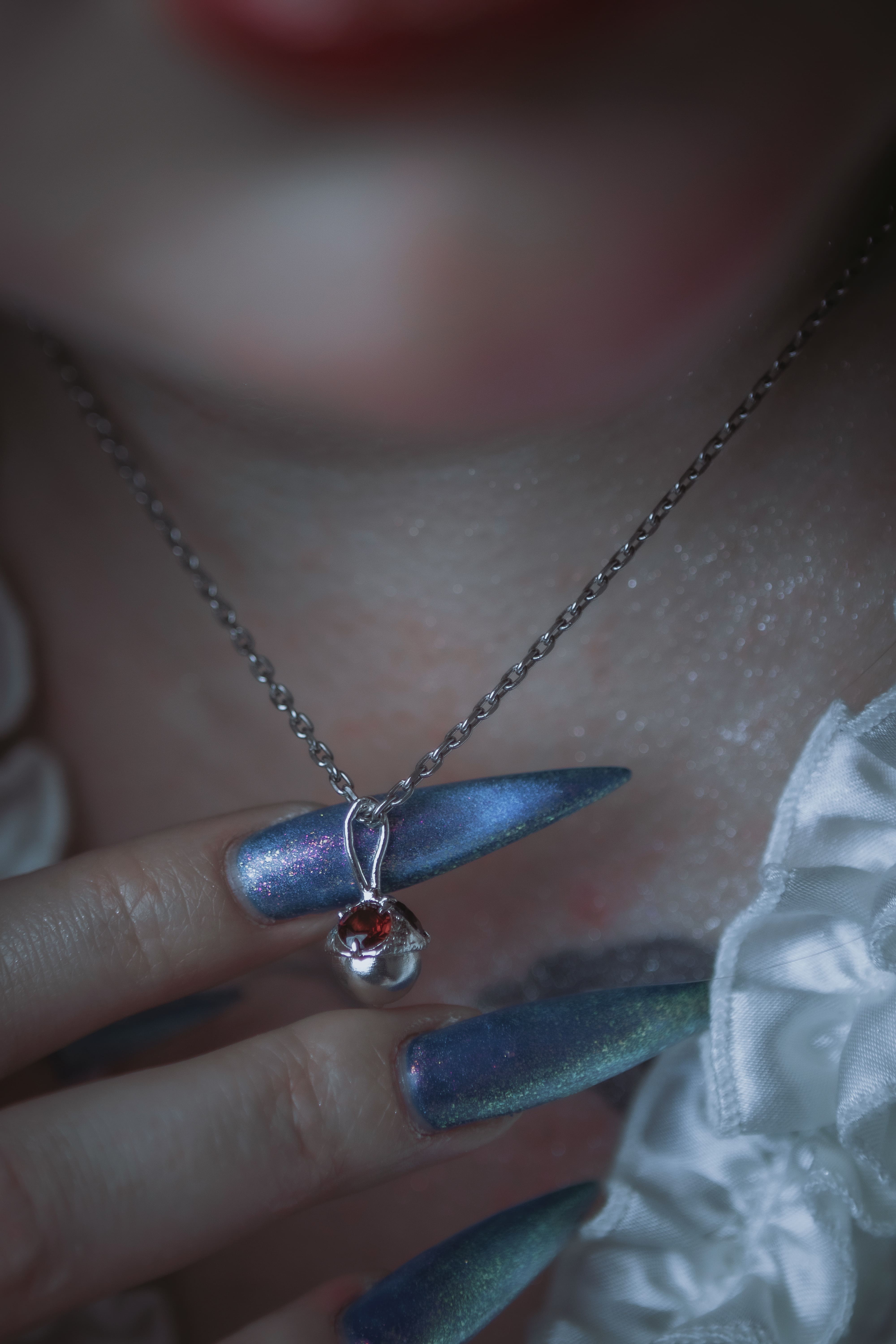 Acorn-pendant with Garnets