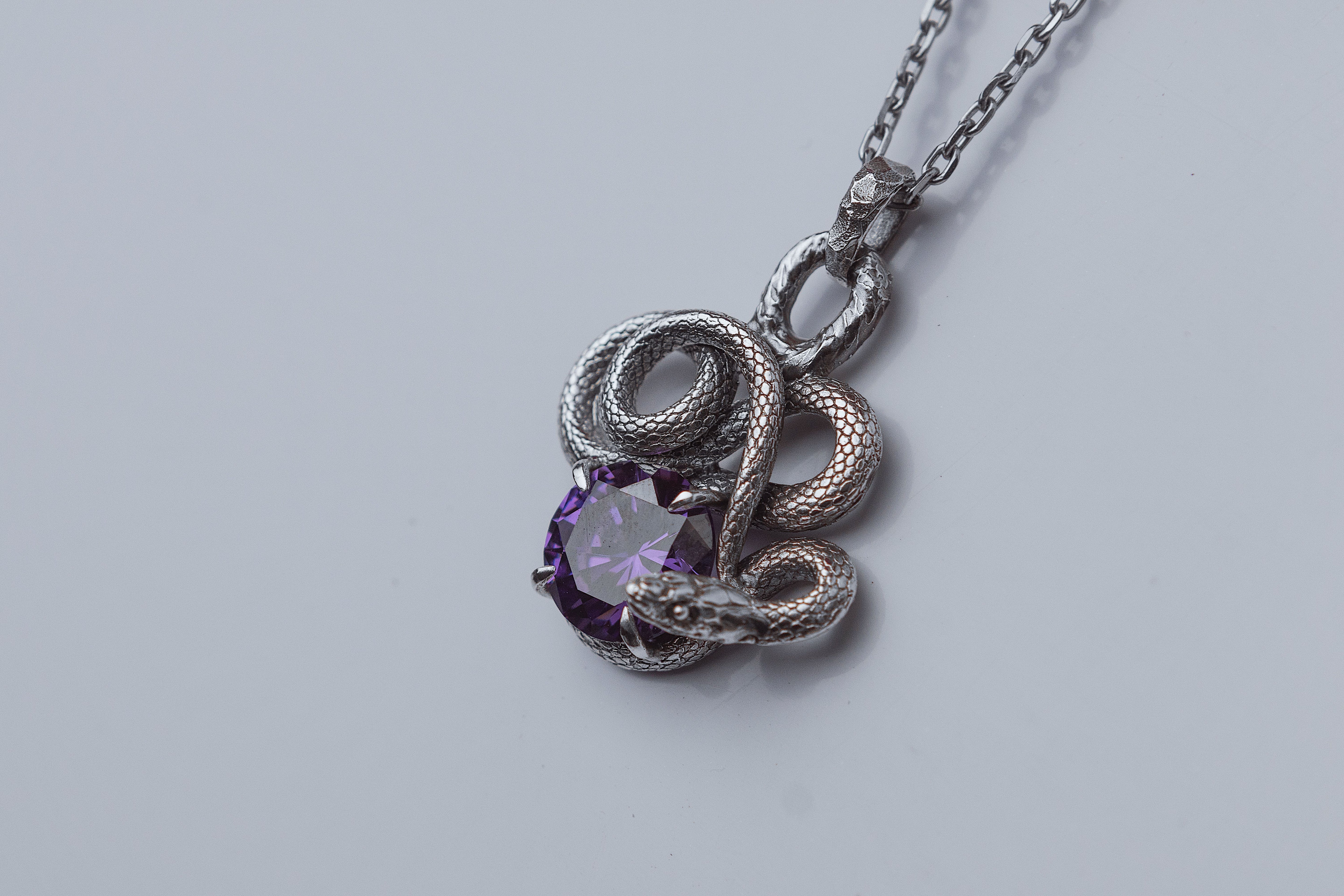 Snake-pendant with big stone